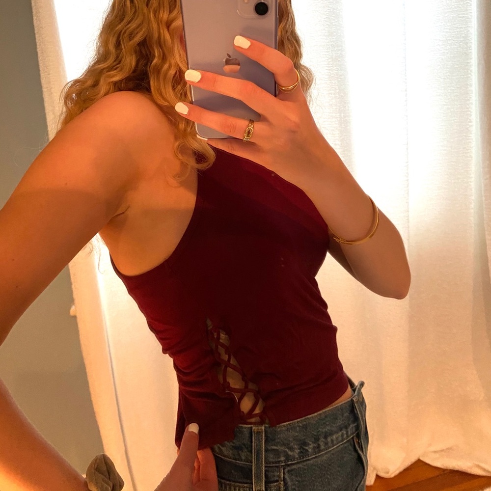 AEO maroon top with accents on the side